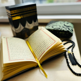 Kaaba Holy Quran Gift Box with tasbeeh and prayer mat